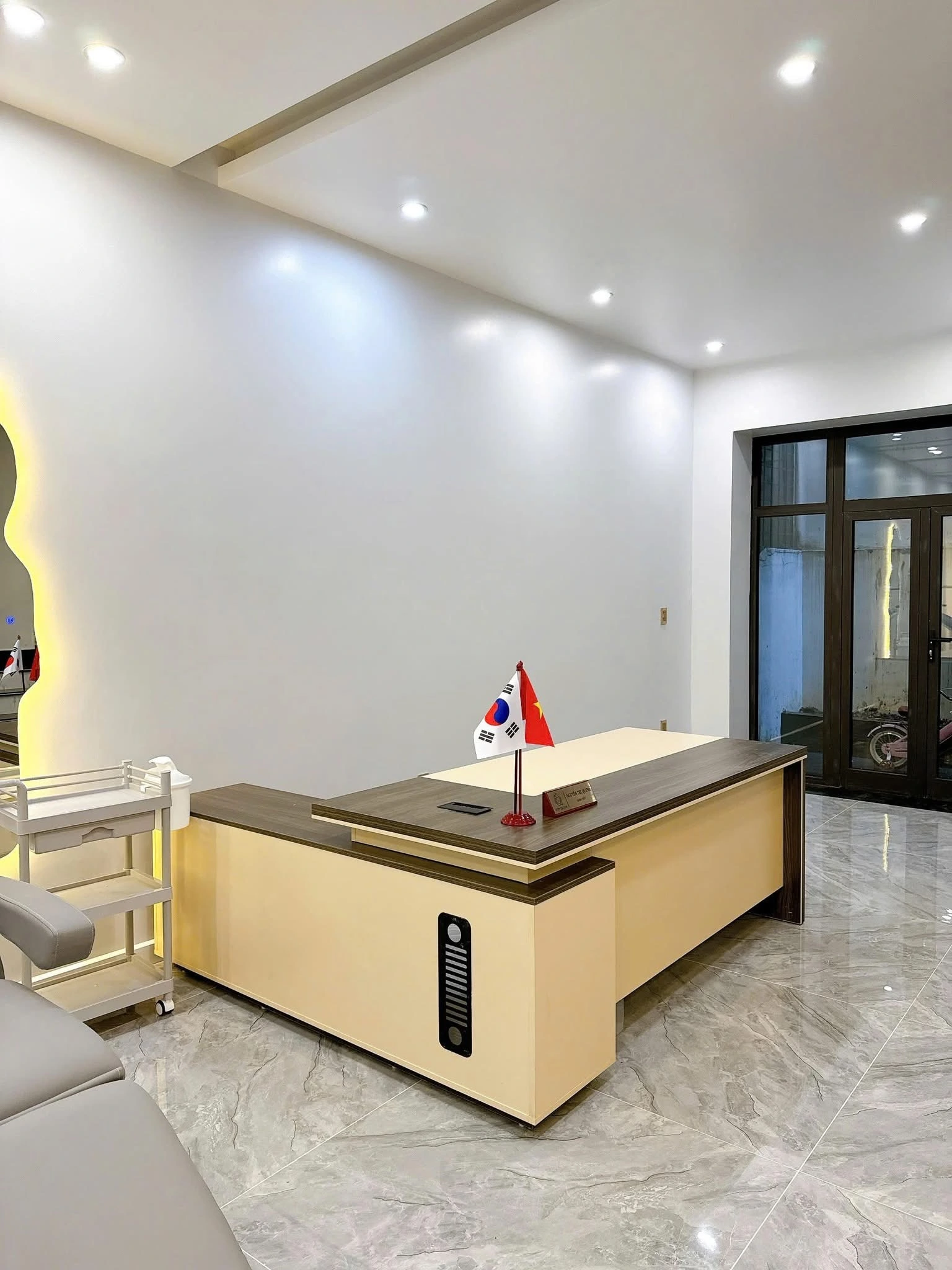 Bàn lãnh đạo NM-BLD98