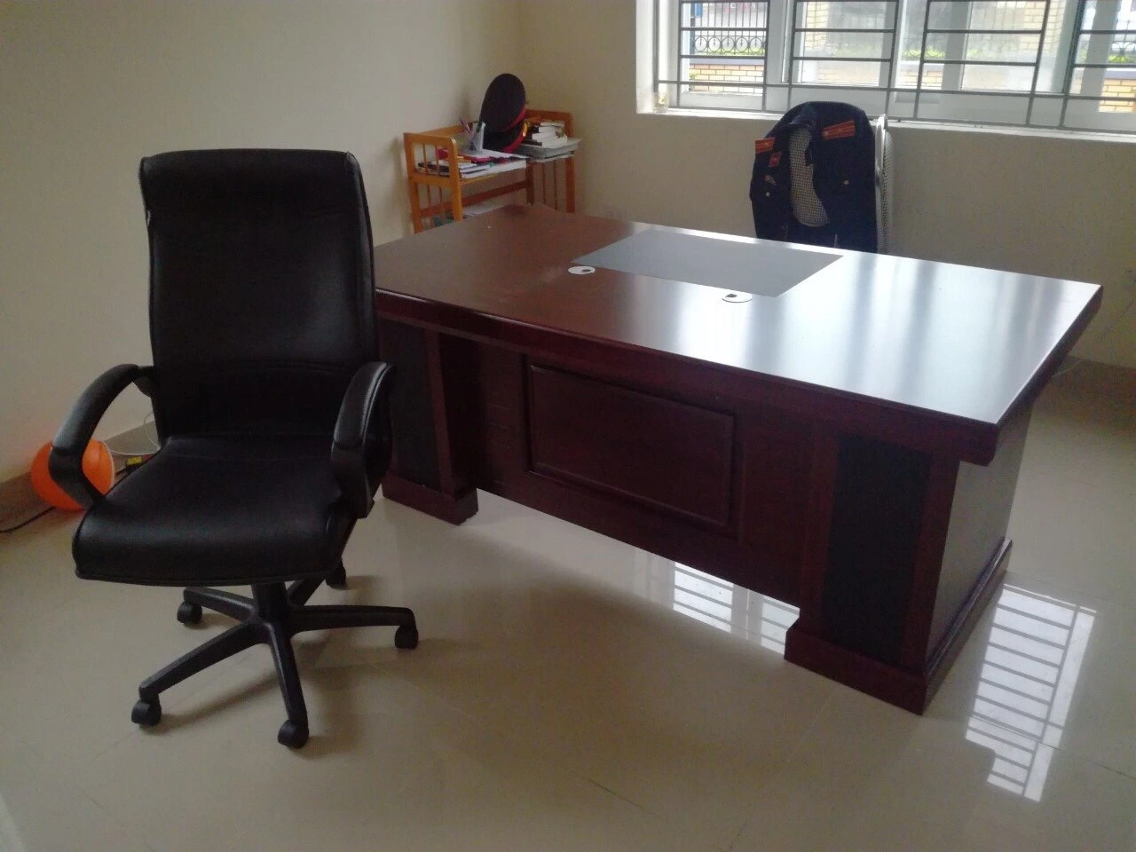 Bàn lãnh đạo NM-BLD16