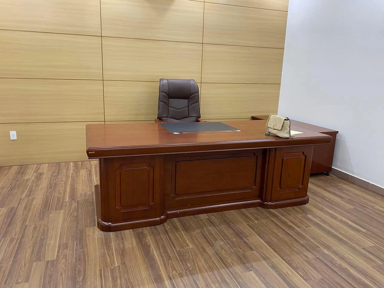 Bàn lãnh đạo NM-BLD35