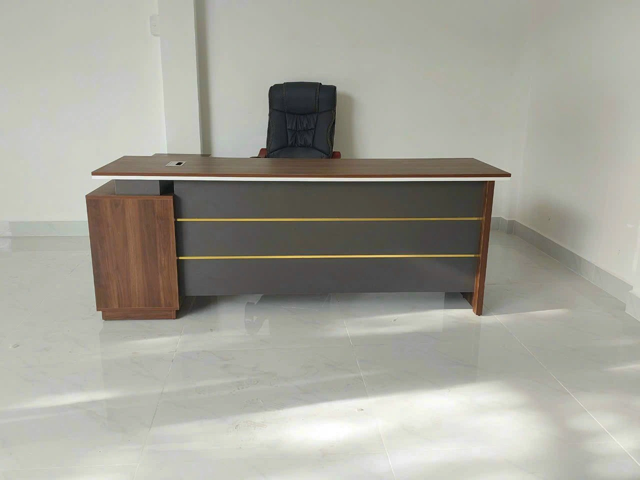 Bàn lãnh đạo NM-BLD37