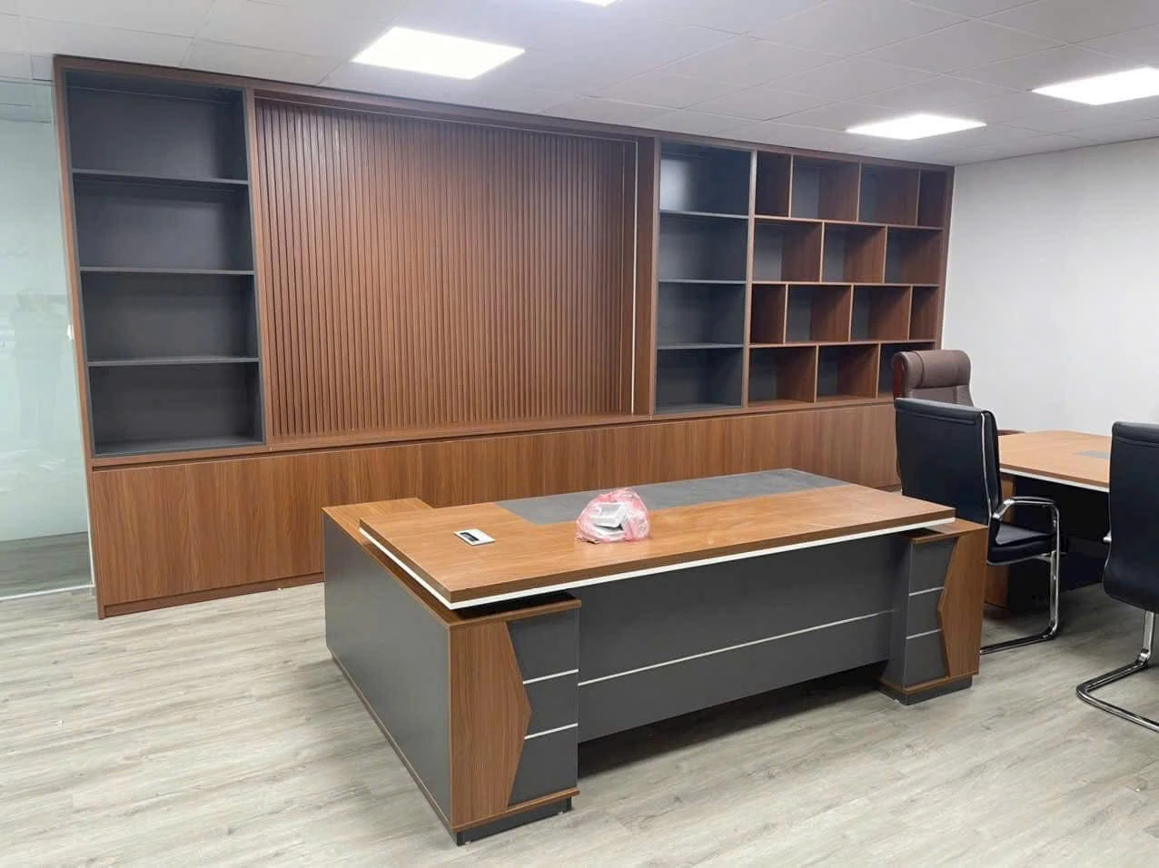 Bàn lãnh đạo NM-BLD71