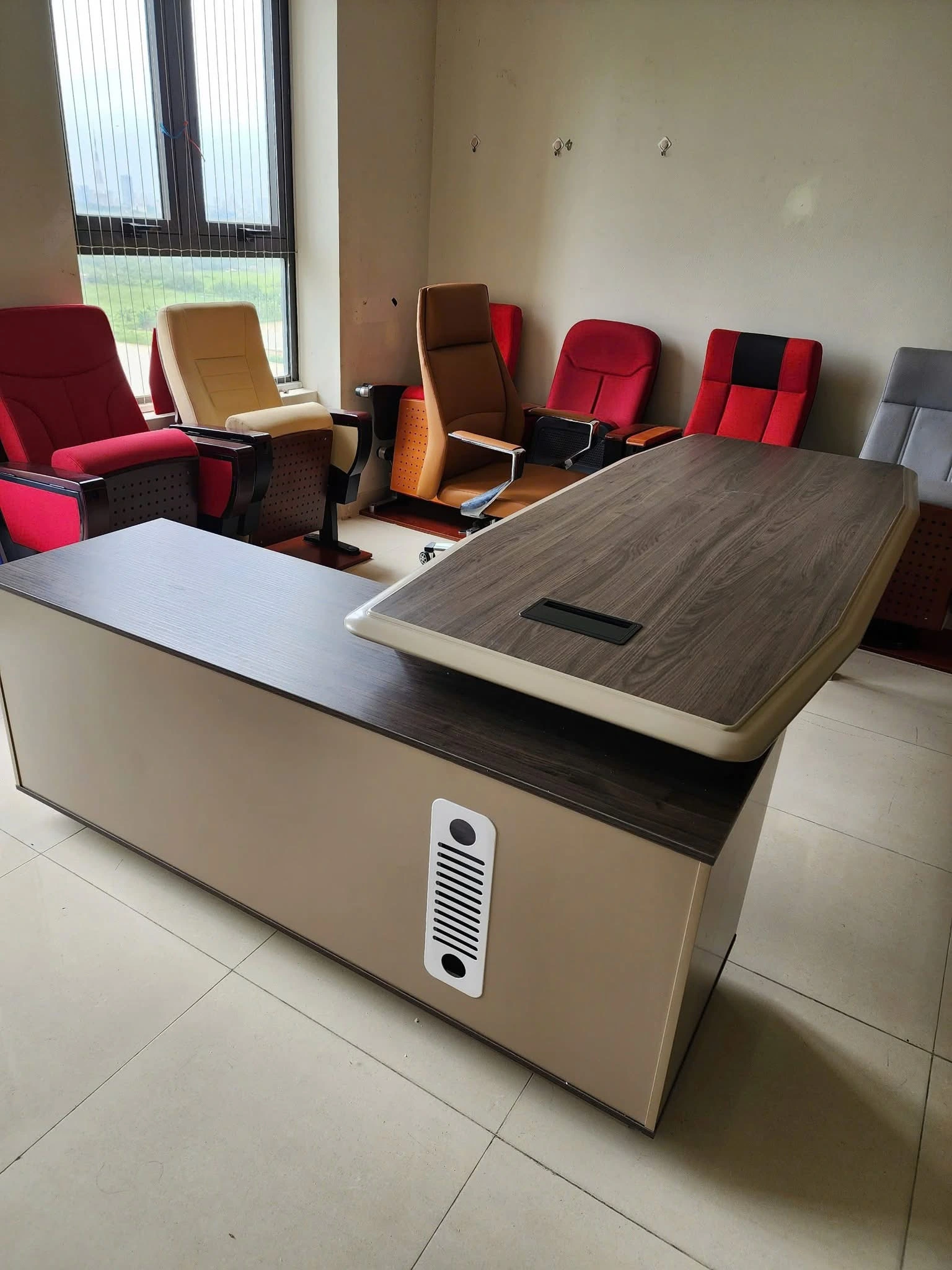 Bàn lãnh đạo NM-BLD76