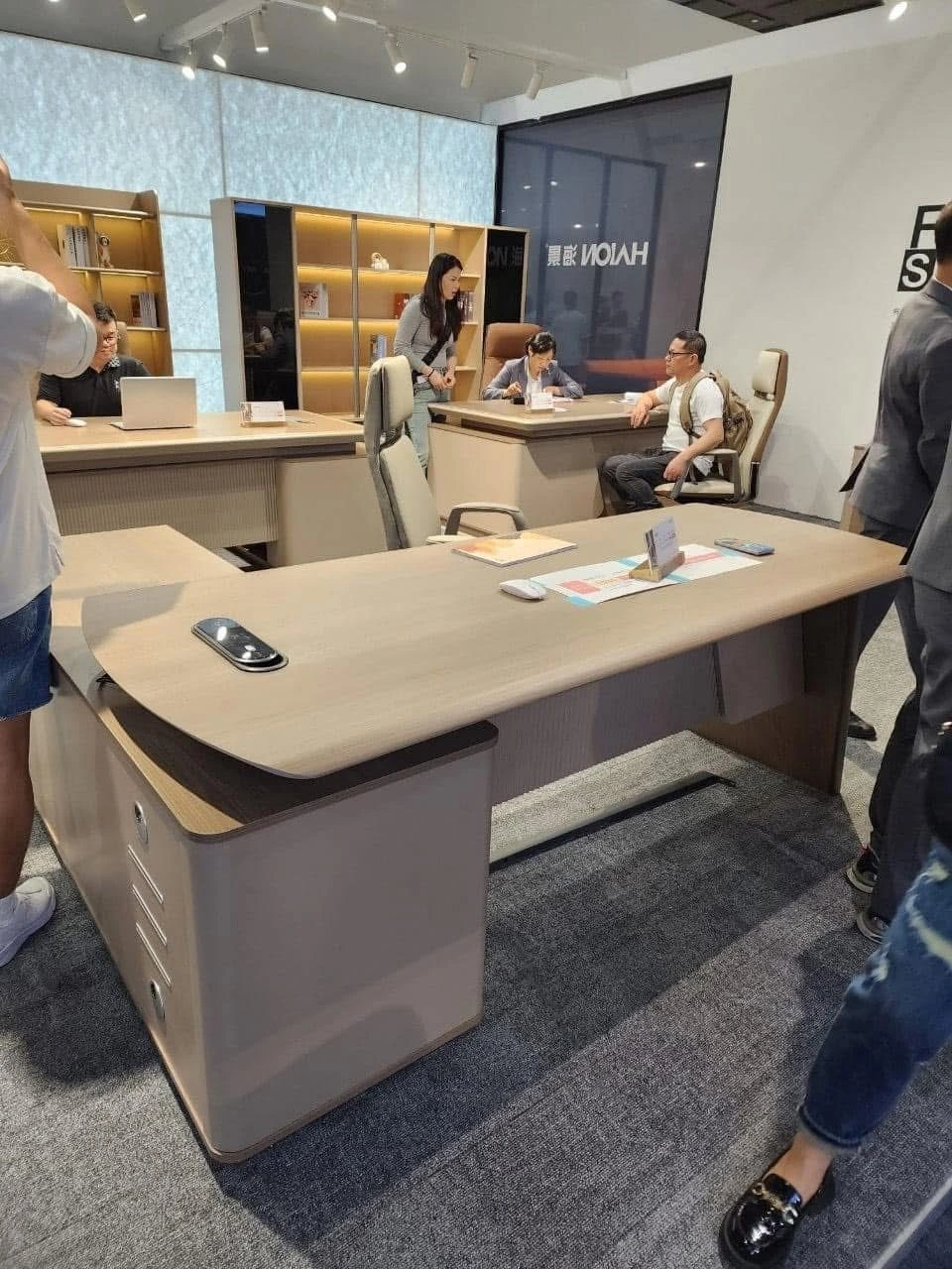 Bàn lãnh đạo NM-BLD84