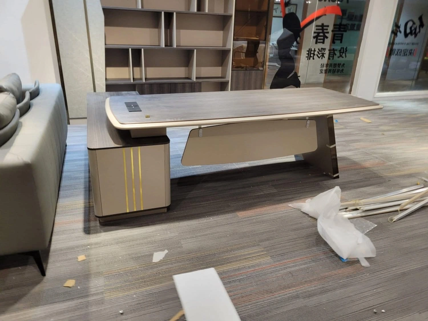 Bàn lãnh đạo NM-BLD85