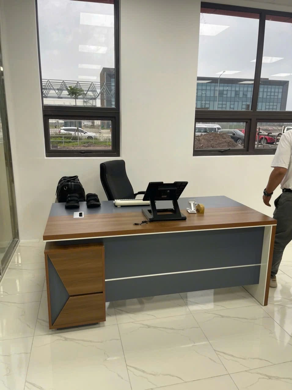 Bàn lãnh đạo NM-BLD92